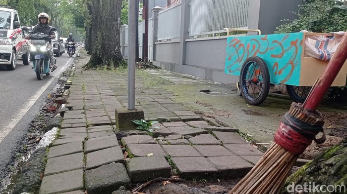 Kondisi trotoar di salah satu sudut Kota Bandung.