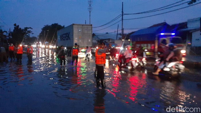 Lalu lintas di jalur utama Semarang-Kendal sempat macet akibat genangan dan pohon tumbang, Jumat (4/11/2022).