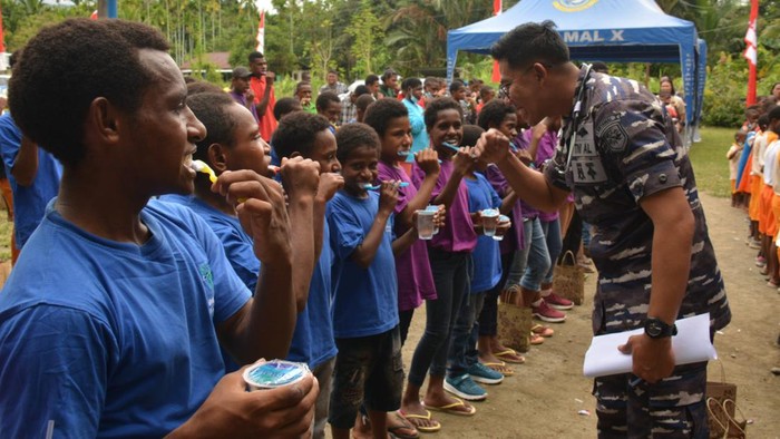 Lantamal X Jayapura menggelar sosialisasi kesehatan dan membagi sembako kepada anak-anak pada 2 panti asuhan di Sentani, Kabupaten Jayapura, Papua. Bakti sosial ini dilaksanakan dalam rangka hari pahlawan yang jatuh pada 10 November 2022 mendatang.