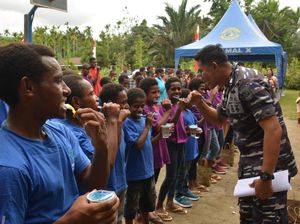 Lantamal Jayapura Sosialisasi Kesehatan-Bagi Sembako ke Anak Panti Asuhan