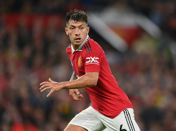 LEICESTER, ENGLAND - SEPTEMBER 01: Lisandro Martinez and Casemiro of Manchester United celebrate victory following the Premier League match between Leicester City and Manchester United at The King Power Stadium on September 01, 2022 in Leicester, England. (Photo by Manchester United/Getty Images)