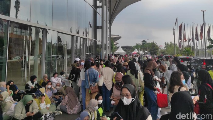 Lokasi konser NCT 127 masih dipenuhi NCTzen usai ancaman teror bom (Azhar Bagas Ramadhan/detikcom)