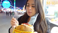 Selama berkeliling kuliner di Dubai, Maharani juga membeli kentang panggang di sebuah kedai. Kentang itu tampak menggiurkan dengan campuran keju mozzarella, irisan daging asap, dan sayuran. Foto: YouTube Maharani Kemala