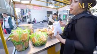 Sebagai penutup, Maharani membeli jagung bakar untuk menghangatkan tubuhnya. Jagung rebus Korea agak berbeda karena rasanya cenderung hambar. Foto: YouTube Maharani Kemala