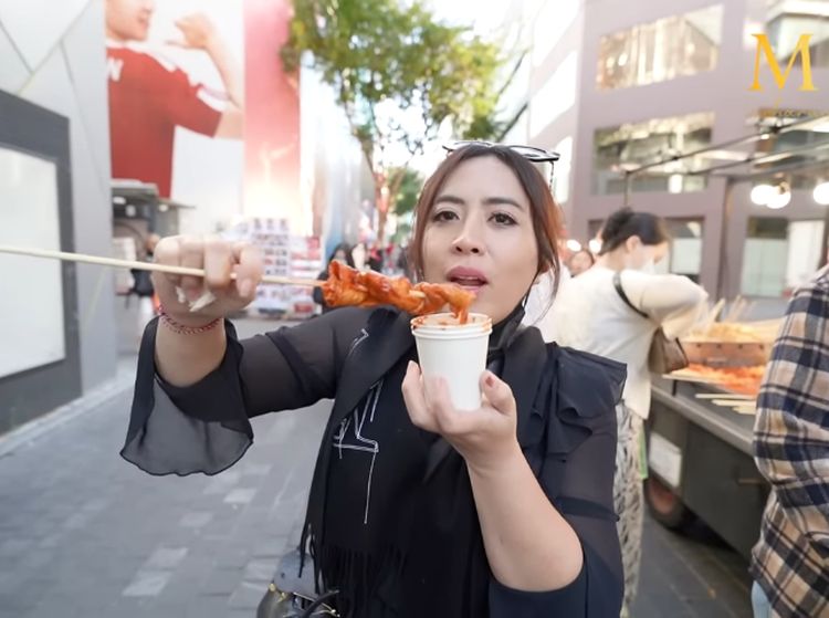 Keseruan Maharani Kemala, Crazy Rich Bali Saat Jajan Kaki Lima di Luar Negeri