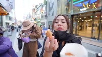 Maharani Kemala juga sempat liburan ke Korea Selatan. Ia mengunjungi Myeongdong yang terkenal dengan jajanan kaki lima. Di sana, ia membeli bungeoppang yang merupakan kue berbentuk ikan kecil dengan isian kacang merah. Foto: YouTube Maharani Kemala