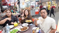 Tak hanya itu, tapi Maharani juga makan di sebuah kedai pinggir jalan. Ia membeli nasi dengan aneka lauk, salah satunya sate ayam yang rasanya gurih. Foto: YouTube Maharani Kemala