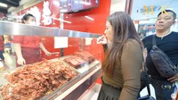 Belum lama ini, bos MS Glow ini liburan ke Malaysia. Ia mengunjungi pusat kuliner untuk menikmati jajanan kaki lima di sana. Maharani sempat mampir ke penjual daging olahan dan membeli sebungkus bacon. Foto: YouTube Maharani Kemala