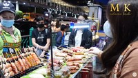Maharani sering sekali mengunjungi Bangkok, Thailand dan ajjan di area street food. Ini momen Maharani saat menikmati sate di Bangkok. Foto: YouTube Maharani Kemala