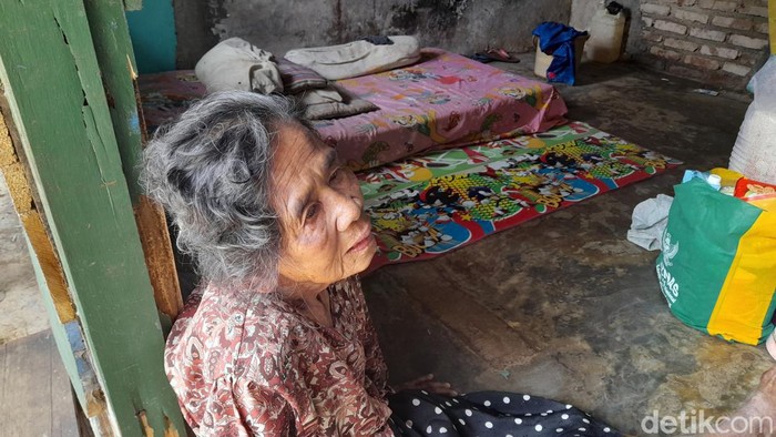 Mak Ajah, lansia Sumedang yang hidup dalam kesendirian.