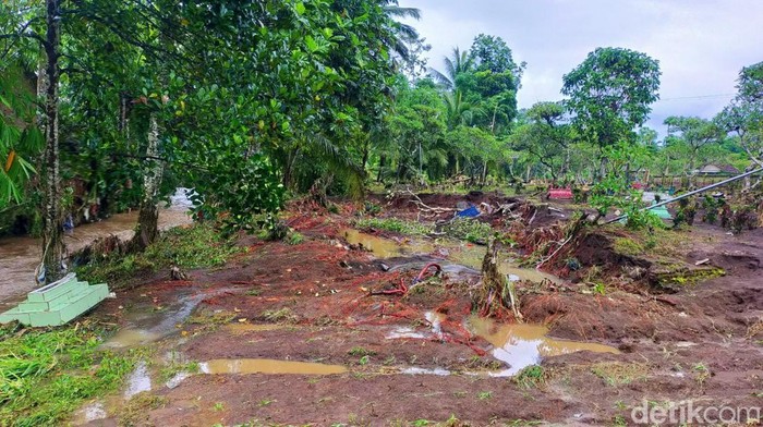 Makam Glenmore Banyuwangi yang turut tersapu banjir bandang
