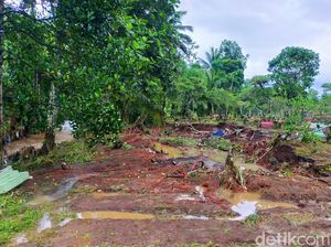 Makam di TPU Glenmore Banyuwangi Porak-poranda Diterjang Banjir Bandang