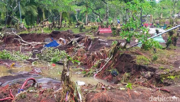 Makam Glenmore Banyuwangi yang turut tersapu banjir bandang