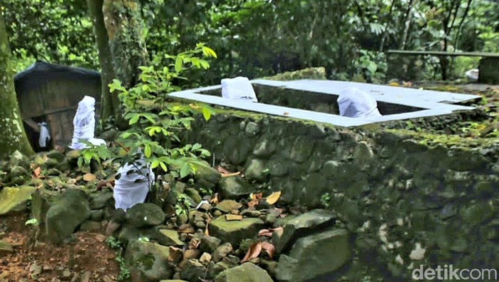 Makam keramat di Gunung Sanggabuana, Karawang