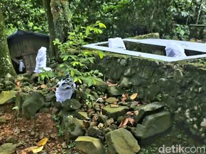 Melihat Makam dan Situs Keramat di Gunung Sanggabuana Karawang