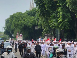 Massa Aksi 411 Long March ke Patung Kuda, Jl Katedral Macet
