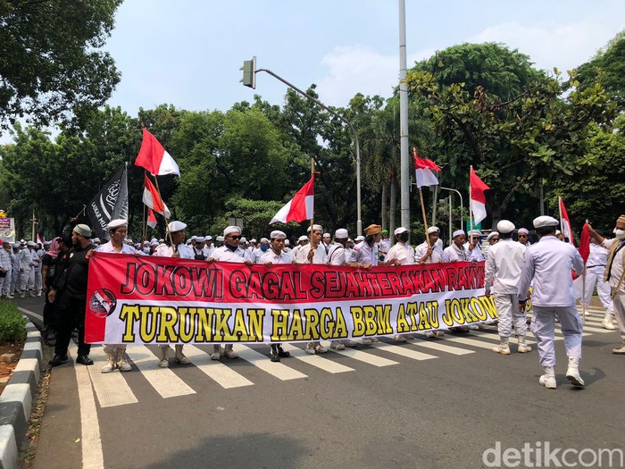 Massa demonstran aksi 411 mulai bergerak dari Masjid Istiqlal menuju Patung Kuda (M Hanafi Aryan/detikcom) Massa demonstran aksi 411 mulai bergerak dari Masjid Istiqlal menuju Patung Kuda (M Hanafi Aryan/detikcom)