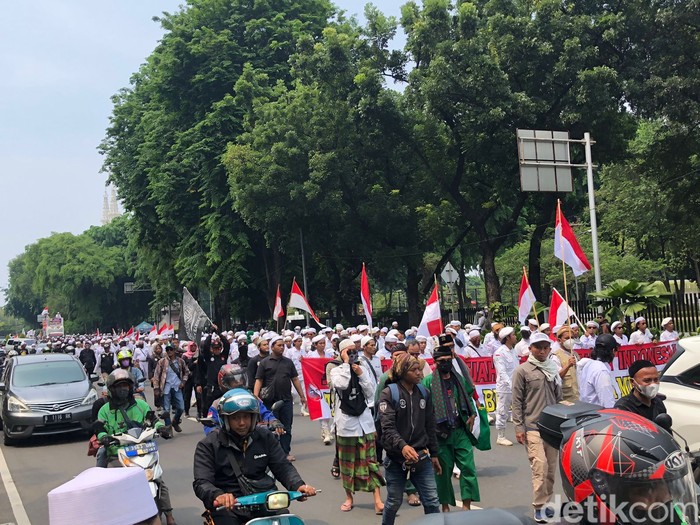 Massa demonstran aksi 411 mulai bergerak dari Masjid Istiqlal menuju Patung Kuda (M Hanafi Aryan/detikcom)