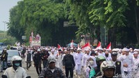 Mobil komando sempat memutar melawan arus di Jl Katedral. Terlihat mobil komando aksi 411 tersebut mencoba menerobos Jl Katedral yang sejatinya satu arah menuju Harmoni maupun Senen. Sejumlah petugas polisi tampak mencoba mengarahkan arus lalu lintas yang tampak tersendat.
