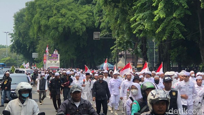 Massa demonstran aksi 411 mulai bergerak dari Masjid Istiqlal menuju Patung Kuda (M Hanafi Aryan/detikcom)