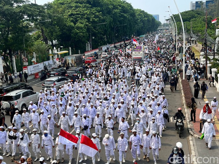 Massa demonstran aksi 411 mulai bergerak dari Masjid Istiqlal menuju Patung Kuda (M Hanafi Aryan/detikcom)