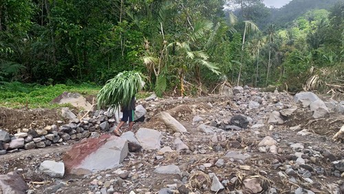 Masyarakat di dekat Pura Penyatur Kaler, Banjar Dinas Abian Tiing Kaje, Desa Jungutan, Karangasem, Bali, harus berjalan kaki karena akses jalan rusak sehingga tidak bisa dilewati kendaraan.