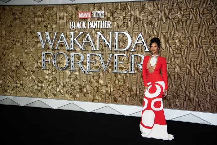 Sexy In Red! Maya Jama di Premiere Black Panther: Wakanda Forever