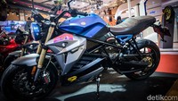 Motor listrik Energica EsseEsse9+ mejeng di IMOS 2022 di JCC Senayan, Jakarta, Jumat (4/11/2022). Motor ini terlihat nampak gagah.