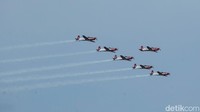 Tim Aerobatik Jupiter TNI Angkatan Udara atau Jupiter Aerobatic Team TNI AU (JAT) menunjukkan aksinya di udara.