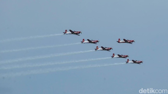 Meliuk di Udara Aksi Tim Aerobatik Jupiter TNI AU Pesawat Jupiter Aerobatic Team (JAT) melakukan aksinya di udara. Aksi ini sebagai bentuk rasa cinta dan pengabdian luhur TNI AU untuk menjaga kedaulatan Indonesia.