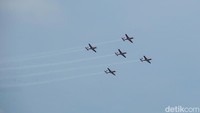 Sebanyak 6 unit pesawat melakukan beragam atraksi di atas langit Jakarta.