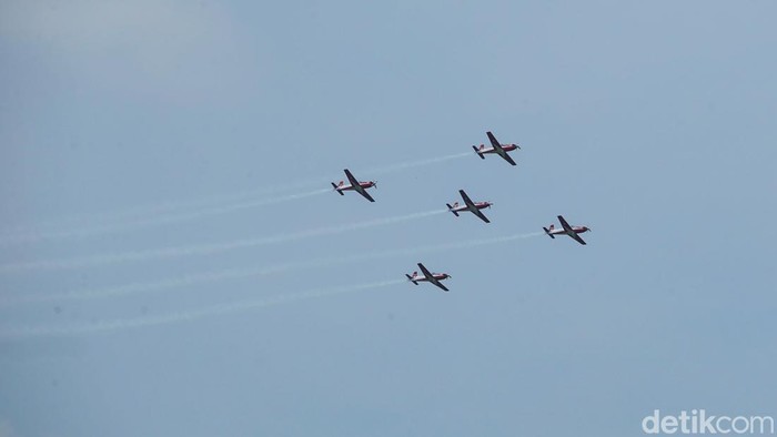 Meliuk di Udara Aksi Tim Aerobatik Jupiter TNI AU Pesawat Jupiter Aerobatic Team (JAT) melakukan aksinya di udara. Aksi ini sebagai bentuk rasa cinta dan pengabdian luhur TNI AU untuk menjaga kedaulatan Indonesia.