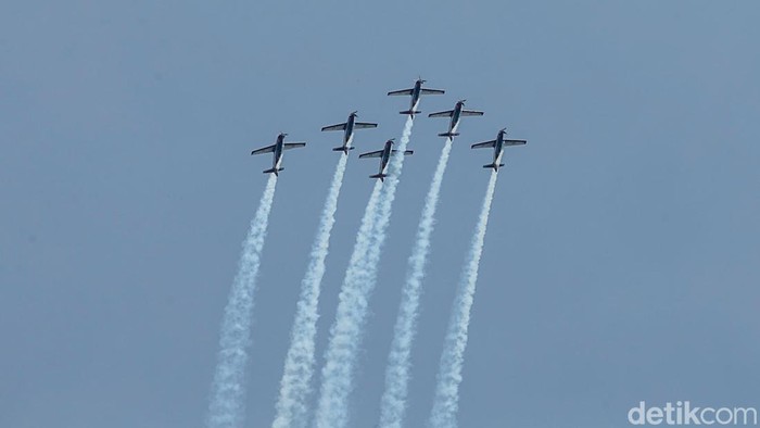 Meliuk di Udara Aksi Tim Aerobatik Jupiter TNI AU Pesawat Jupiter Aerobatic Team (JAT) melakukan aksinya di udara. Aksi ini sebagai bentuk rasa cinta dan pengabdian luhur TNI AU untuk menjaga kedaulatan Indonesia.