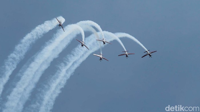 Meliuk di Udara Aksi Tim Aerobatik Jupiter TNI AU Pesawat Jupiter Aerobatic Team (JAT) melakukan aksinya di udara. Aksi ini sebagai bentuk rasa cinta dan pengabdian luhur TNI AU untuk menjaga kedaulatan Indonesia.