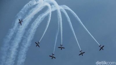 Manuver Ala Top Gun dari Tim Aerobatik Jupiter TNI AU