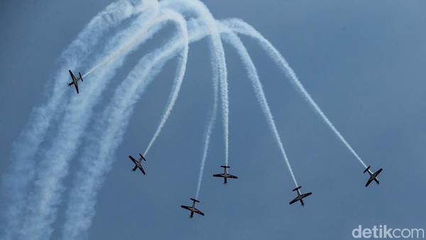 Manuver Ala Top Gun dari Tim Aerobatik Jupiter TNI AU