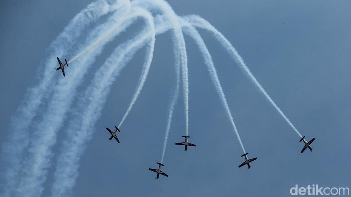 Meliuk di Udara Aksi Tim Aerobatik Jupiter TNI AU Pesawat Jupiter Aerobatic Team (JAT) melakukan aksinya di udara. Aksi ini sebagai bentuk rasa cinta dan pengabdian luhur TNI AU untuk menjaga kedaulatan Indonesia.