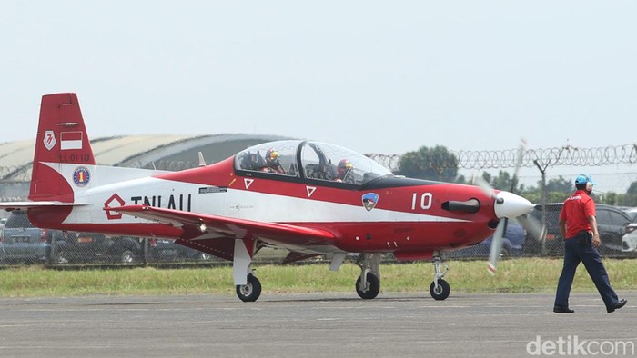 Pesawat Jupiter Aerobatic Team (JAT) melakukan aksinya di udara. Aksi ini sebagai bentuk rasa cinta dan pengabdian luhur TNI AU untuk menjaga kedaulatan Indonesia.