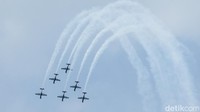 Sejumlah pesawat Jupiter Aerobatic Team (JAT) unjuk kebolehan ketika berlangsungnya Indo Aespace Expo & Forum 2022 di Lanud Halim Perdanakusuma, Jakarta, Jumat (4/11/2022).