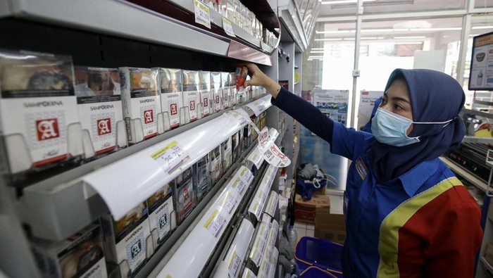 Harga rokok dipastikan naik tahun depan. Kenaikan ini menyusul kebijakan pemerintah menaikkan tarif cukai hasil tembakau (CHT) sebesar 10% pada 2023 dan 2024.