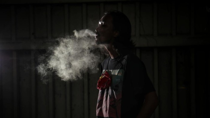 Harga rokok dipastikan naik tahun depan. Kenaikan ini menyusul kebijakan pemerintah menaikkan tarif cukai hasil tembakau (CHT) sebesar 10% pada 2023 dan 2024.