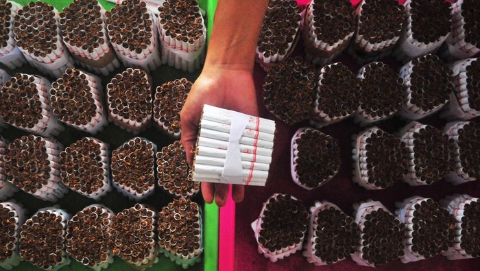 Pedagang Tolak Larangan Jual Rokok Ketengan