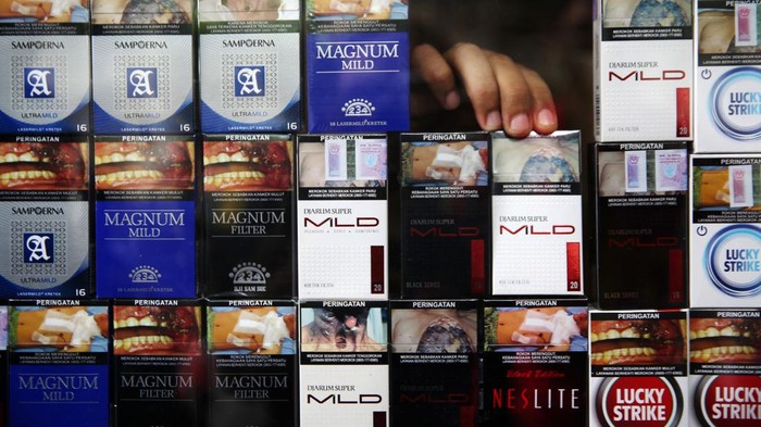 Harga rokok dipastikan naik tahun depan. Kenaikan ini menyusul kebijakan pemerintah menaikkan tarif cukai hasil tembakau (CHT) sebesar 10% pada 2023 dan 2024.