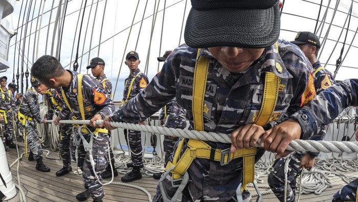 Mengasah Naluri Pelaut Muda Taruna Akademi Angkatan Laut (AAL) Tingkat III Angkatan ke-69 menarik tali layar KRI Bima Suci-945 saat peran layar di perairan laut Arafuru, Australia.