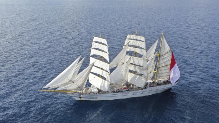 KRI Bima Suci-945 saat peran layar melintasi perairan laut Arafuru, Australia.