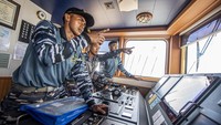 Pelaut ulung tidak lahir dari ombak yang tenang, melainkan terbiasa menghadapi badai. Kiasan tersebut menjadi cerminan bagi 102 Taruna AAL Tingkat III Angkatan ke-69 saat mengikuti Latihan Praktek (Lattek) Kartika Jala Krida (KJK) 2022 dalam pelayaran selama 91 hari bersama KRI Bima Suci-945, kapal pengganti KRI Dewaruci, yang akan melakukan pelayaran muhibah duta bangsa, menempuh jarak 11,236 mil laut (nautical mile) yang penuh tantangan karena harus mampu mengatasi terpaan ombak besar dan badai.