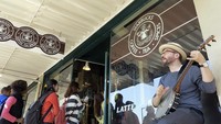 Starbucks pertama di dunia ini dikenal dengan sebutan 1912 Pike Place. Hadir sejak 1971 dengan luas bangunan sekitar 92 meter persegi saja.