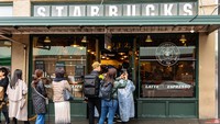 Dari dulu sampai sekarang, gerai Starbucks pertama di dunia ini selalu ramai pembeli. Antreannya bisa sangat panjang sehingga pengunjung harus bersabar. 