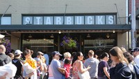 Starbucks di Seattle ini tidak melayani makan dan minum di tempat. Semua pembelian menu untuk dibawa pulang.