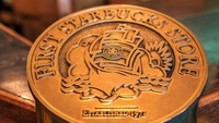 Banyak pengunjung yang ke sini tak hanya karena ingin beli kopi, tapi juga merasakan suasana nostalgia dari cikal bakal kehadiran Starbucks ini.